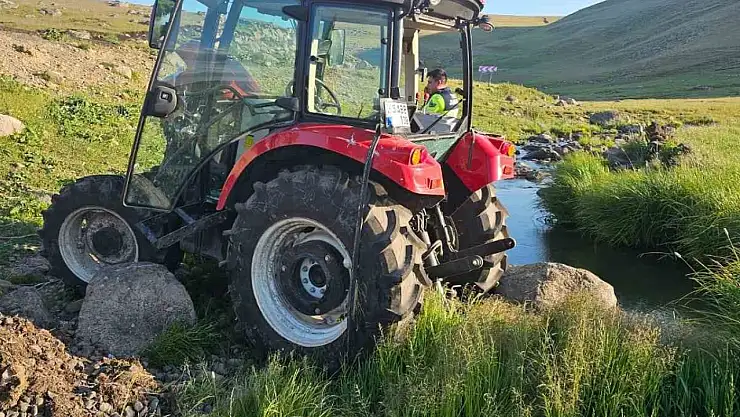 Arpaçay'da traktör devrildi: 1 çocuk dahil 2 yaralı hastaneye kaldırıldı
