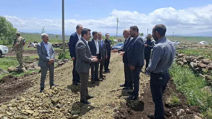 Arpaçay Kaymakamı Akköz, Kıraç köyünde vatandaşlarla bir araya geldi, projeleri değerlendirdi.