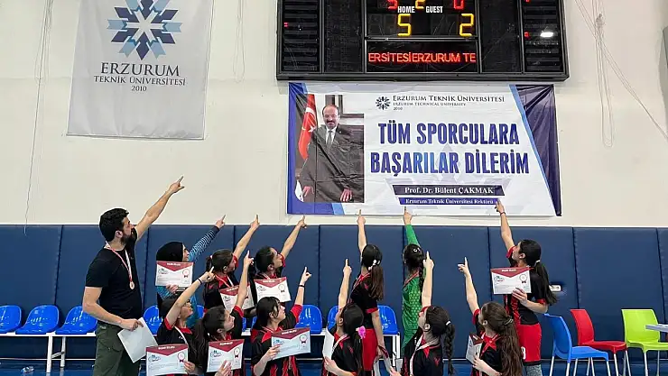Arpaçaylı kızlar futsalda tarih yazdı
