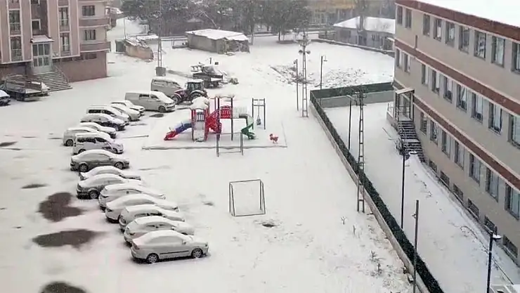 Aşkale'de kar yağış etkili oldu