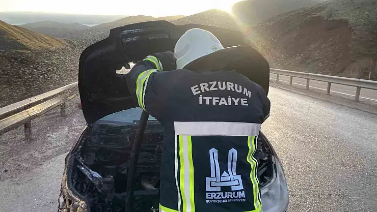 Aşkale'de otomobilde çıkan yangın, itfaiye müdahalesiyle kontrol altına alındı