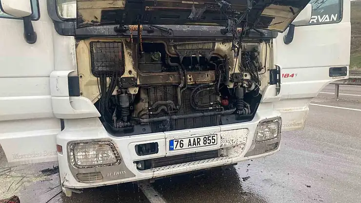 Aşkale'de Tır Yangınına Erken Müdahale: Olası Facia Önlenirken Yangın Kontrol Altına Alındı
