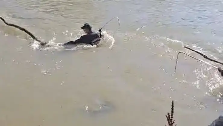 Aşkale'de trafik kazası: Araç Karasu Nehri'ne uçtu, bir kayıp, bir ölü ve yaralı var!