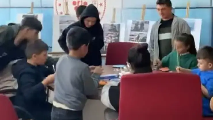 Aşkale Gençlik Merkezi'nde Rengarenk Taş Boyama Etkinliği