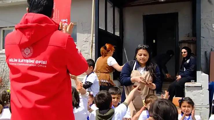 Atatürk Üniversitesi Bilim İletişim Ofisi'nden Çocuklara 23 Nisan Sürprizi