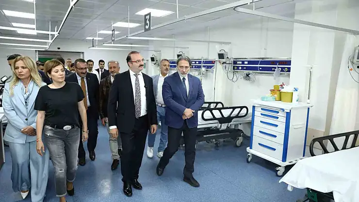 Atatürk Üniversitesi Hastanesi'nde Acil Servis ve Gebe Okulu açıldı, sağlık hizmetleri güçlendirildi.