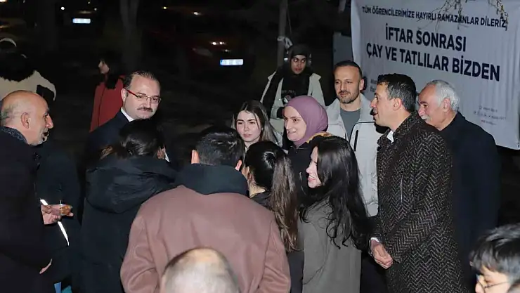 Atatürk Üniversitesi'nde Ramazan Coşkusu! Öğrenciler Kandilli Yolda Yürüdü