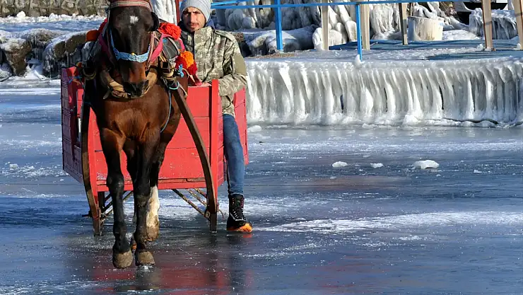 Atını donmuş Çıldır Gölü'ne alıştırmak için türkü söyledi