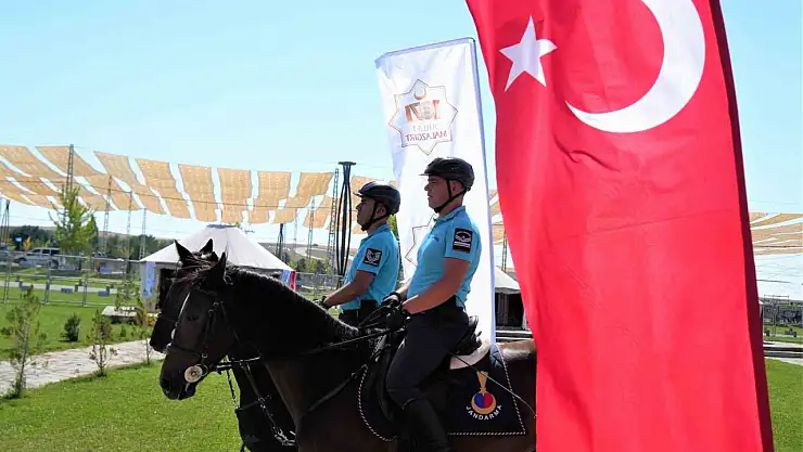 Atlı Jandarma Birliği Malazgirt Zaferi'nde büyük ilgi topladı! Etkinlikler keyifli anlarla doluydu