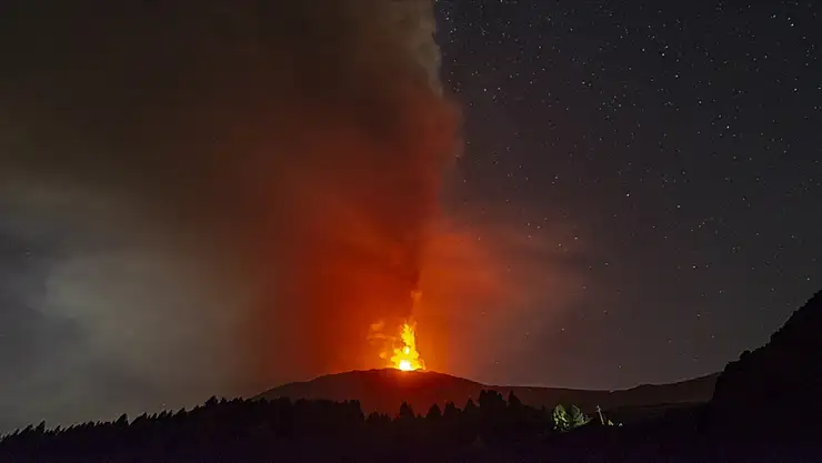 Avrupa'nın yanardağı Etna yeniden faaliyete geçti