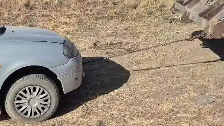 Ayanıs sahilinde tatilciler toprak yolda mahsur kaldı, muhtar yardım etti!
