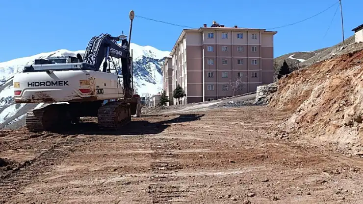 Bahçesaray Belediyesi, Yol Açma ve Tehlike Arz Eden Binaların Yıkımı Çalışmalarını Sürdürüyor