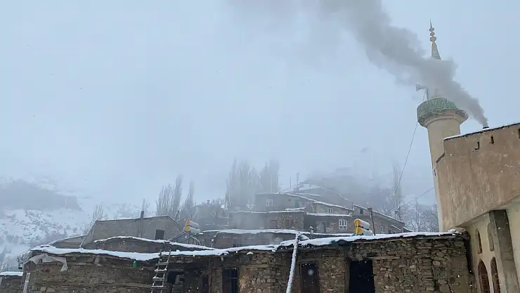 Bahçesaray'da kar yağışı hayatı etkiliyor