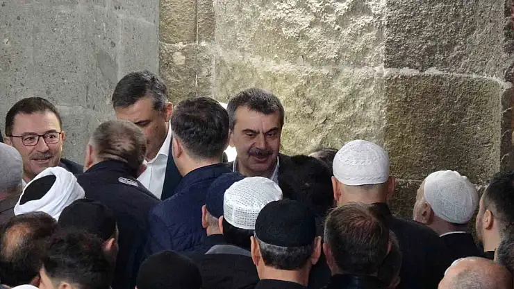 Bakan Tekin, bayram namazını Erzurum tarihi Ulu Cami'de kıldı