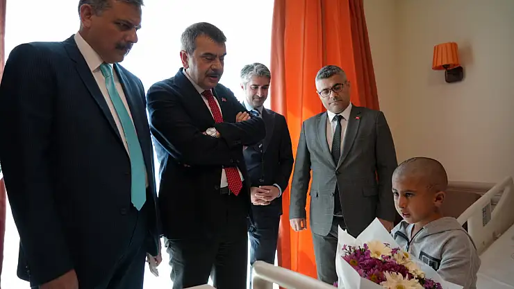 Bakan Tekin'den Erzurum'da minik Murat'a moral ziyareti