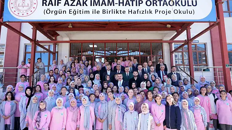 Bakan Tekin'in Erzurum'daki İmam Hatip Ortaokulu Ziyareti Öğrencileri Sevindirdi