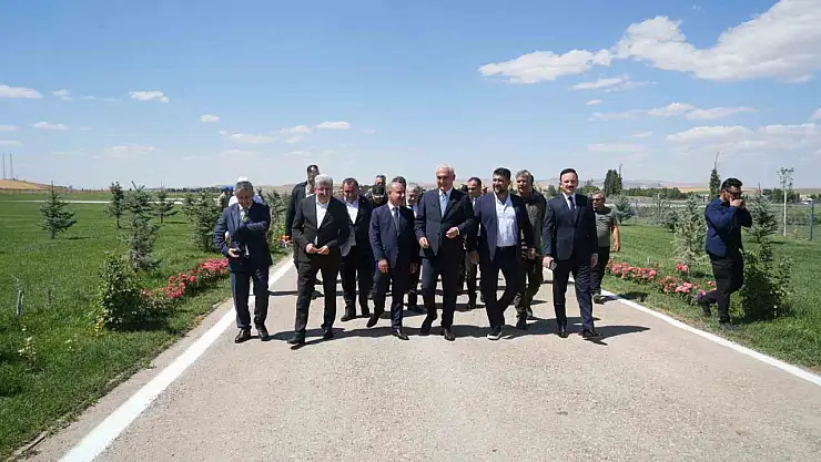 Bakan Yardımcısı Aktaş, Malazgirt Zaferi Kutlamaları İçin Etkinlik Alanını Ziyaret Etti