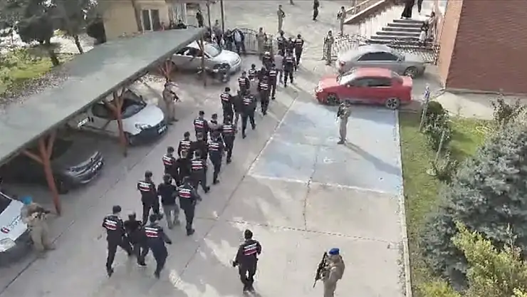 Bakan Yerlikaya: Jandarmanın 7 ilde düzenlediği operasyonlarda 67 şüpheli yakalandı!