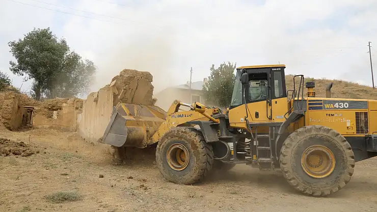 BAŞKALE BELEDİYESİ KIRSAL MAHALLELERDE METRUK YAPILARI YIKIYOR