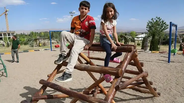 Başkale Belediyesi'nden Çocuklara Yeni Oyun Parkı
