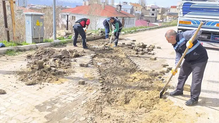 Başkale Belediyesi'nden Merkez Mahallelerde Yol Bakım ve Onarım Çalışmaları