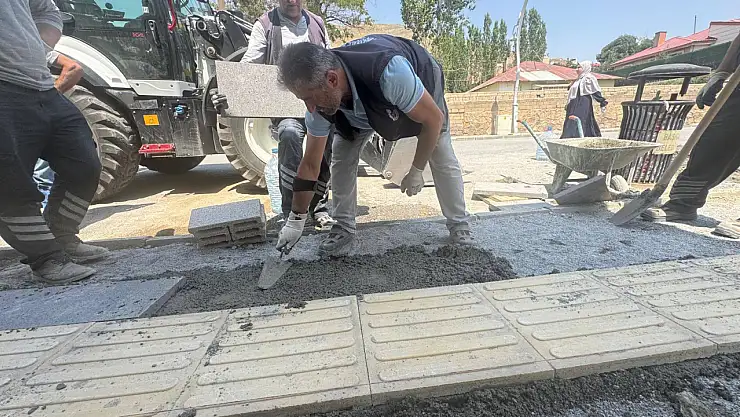Başkale Belediyesi'ndenkaldırımlar için yenileme çalışmaları başladı