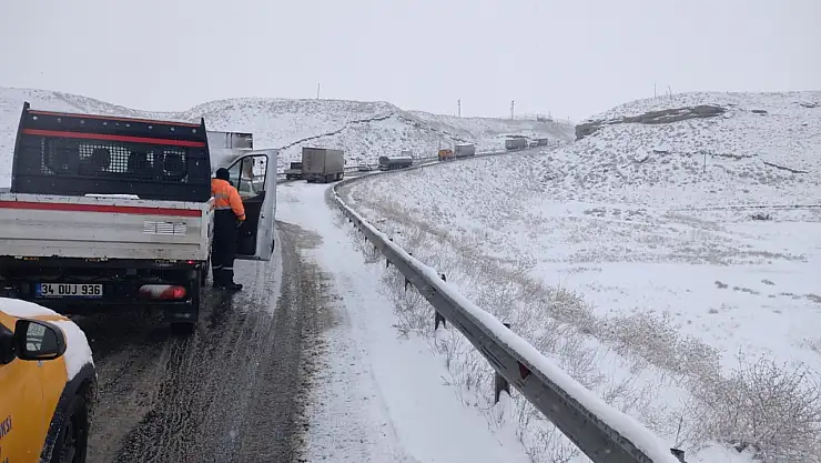 Başkale'de aniden bastıran kar vatandaşları mağdur etti