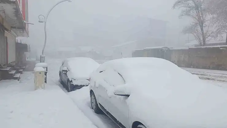 Başkale'de araçlar kara gömüldü: 13 yerleşim yerinin yolu ulaşıma kapandı