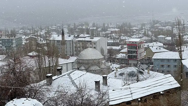 Başkale'de bayramda kar sürprizi: İlçe beyaza büründü