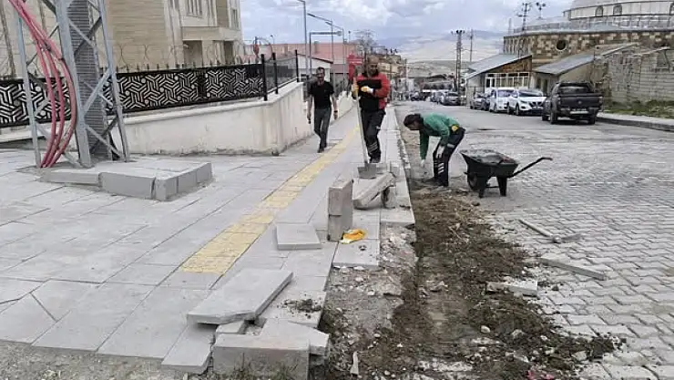 Başkale'de Çarşı Merkezinde Kaldırım Onarım Çalışmaları Başladı