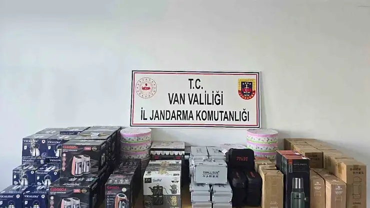 Başkale'de Jandarma, 82 Parça Kaçak Eşya Ele Geçirdi