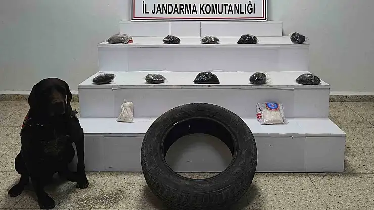 Başkale'de Jandarma, Lastikte 5.6 Kilo Uyuşturucu Ele Geçirdi