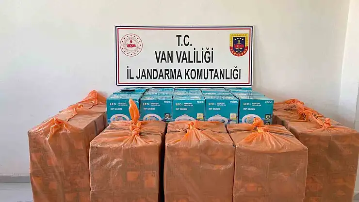 Başkale'de jandarmadan kaçak eşya operasyonu: 116 aroma terapi ışığı ele geçirildi