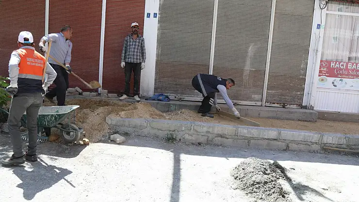 Başkale'de Kaldırım Yenileme Çalışmaları ile Yaya Güvenliği Artıyor