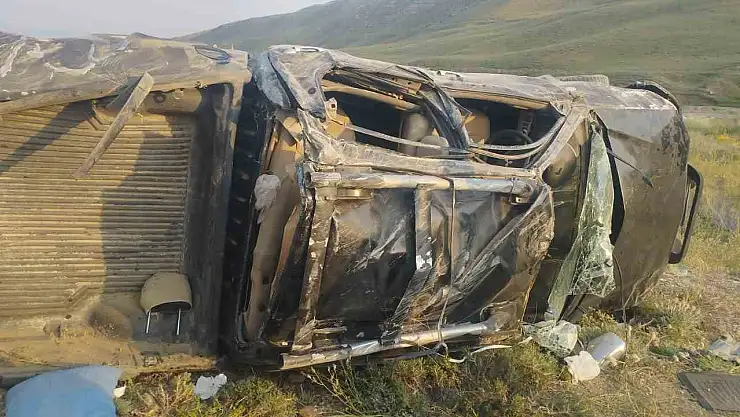 Başkale'de MEB personelini taşıyan kamyonet takla attı, 4 yaralı