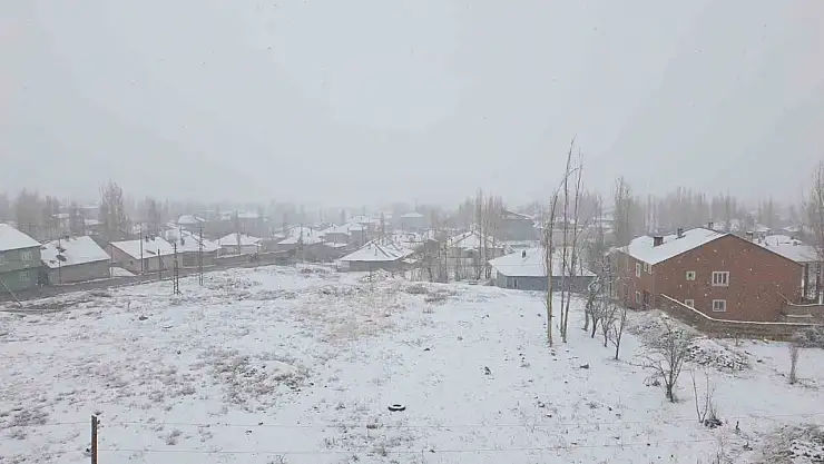 Başkale'de nisan ayında kar yağışı etkili oldu