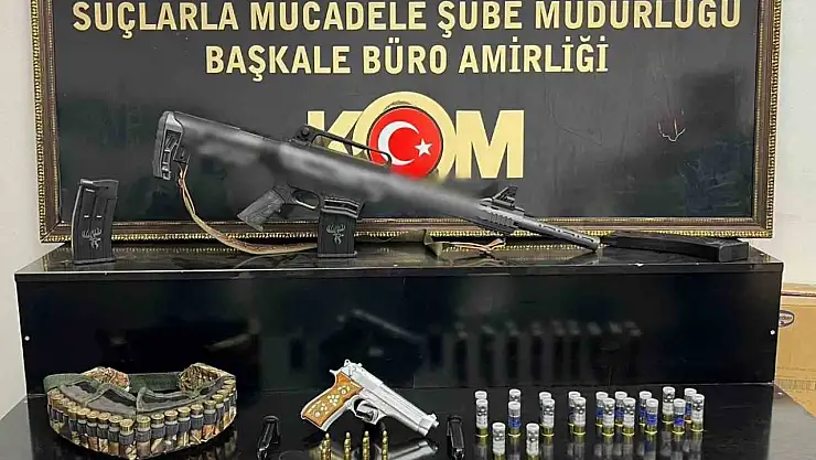 Başkale'de tefecilere yönelik operasyonda 2 gözaltı, silah ve belgeler ele geçirildi