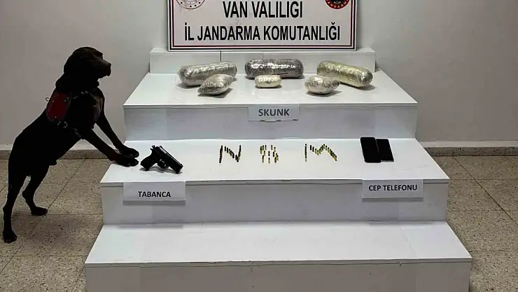 Başkale'de yapılan operasyonda 4 kilo 311 gram skunk ve silah ele geçirildi
