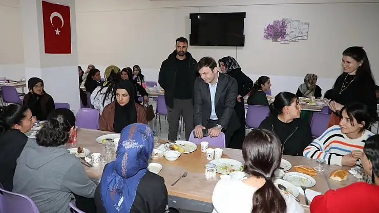 Başkale'de yetim ve öksüz çocuklara iftar programı düzenlendi