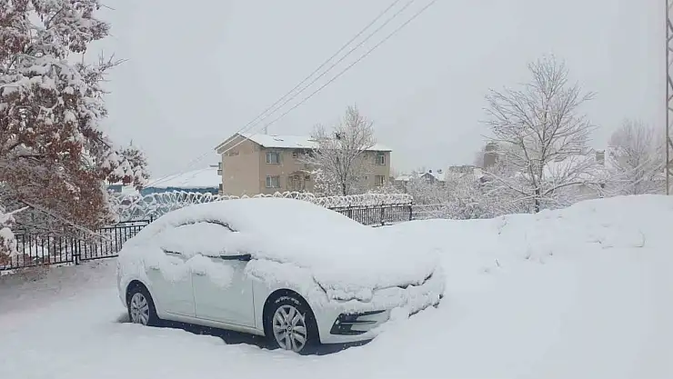 Başkale'de Yoğun Kar Yağışı, 11 Yerleşim Yerin Yolu Kapandı