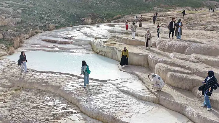Başkale'nin Travertenleri: Fotoğraf Kursu Öğrencileri Eşsiz Güzellikleri Keşfetti!