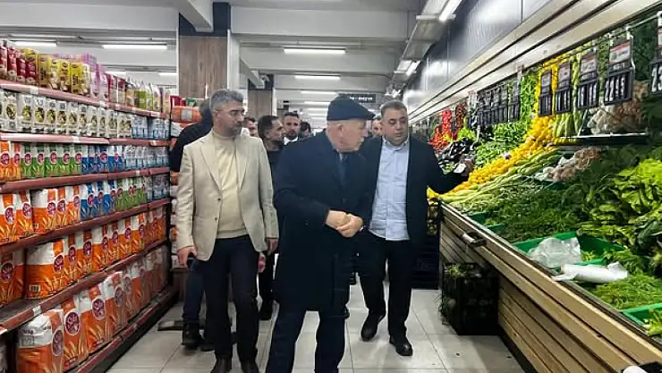 Başkan Sekmen Halk Pazarı'nda Esnafla Buluştu