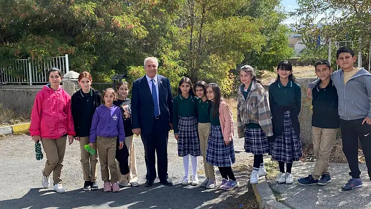 Başkan Yakut, saha çalışmaları sırasında öğrencilerle sohbet etti