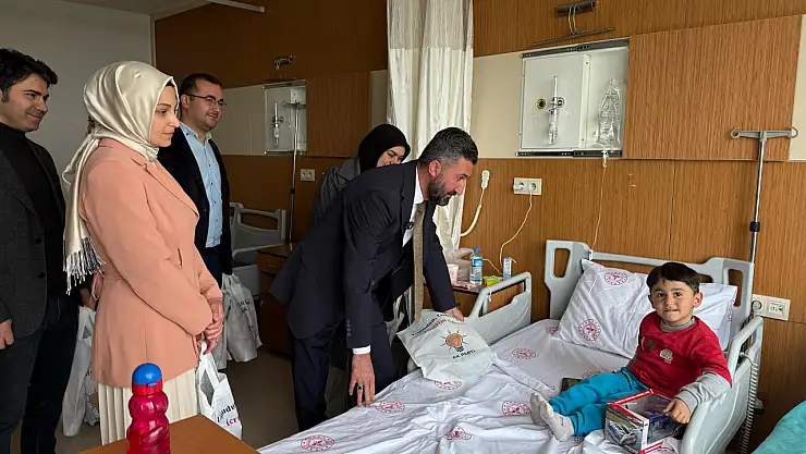 Başkan Yıldız'dan hastanede tedavi gören miniklere bayram ziyareti