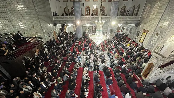 Bayram sabahı Türkiye'de camiler doldu taştı