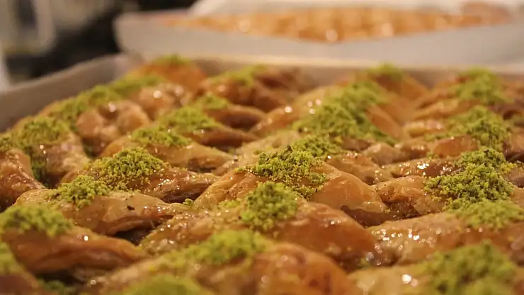 Bayram sofrasında baklava tüketirken dikkatli olun