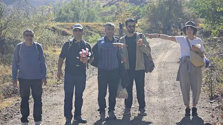 Bazid dağcıları sonbaharın izinde: Kars'ta kuşburnulu doğa keşfi