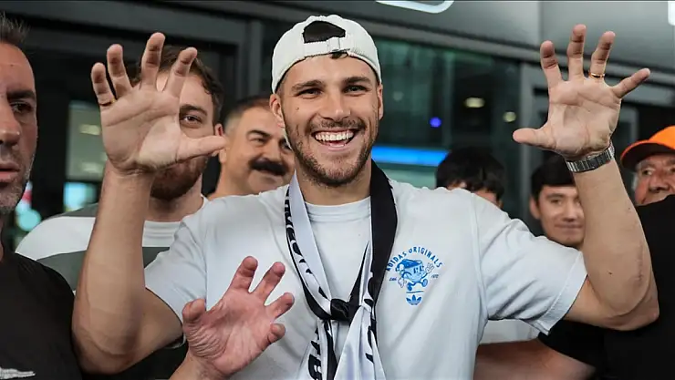 Beşiktaş'ın yeni transferi ayağının tozuyla İstanbul'da