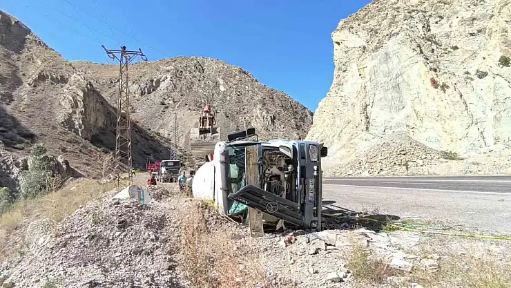 Beton mikseri virajda devrildi, Tortum Çayı'na uçmaktan son anda kurtuldu