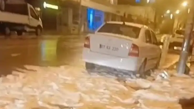 Bitlis Ahlat'ta dolu yağışı hayatı felç etti, caddeler beyaza büründü!